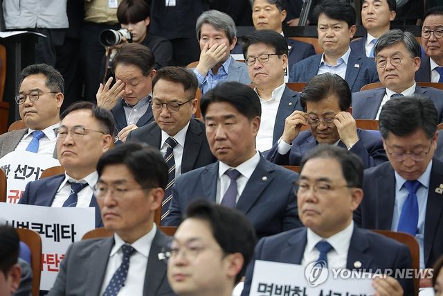 굳은 표정의 민주당 의원들