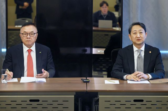 기자간담회 하는 안덕근 산업통상자원부 장관(오른쪽)과 황주호 한수원 사장 