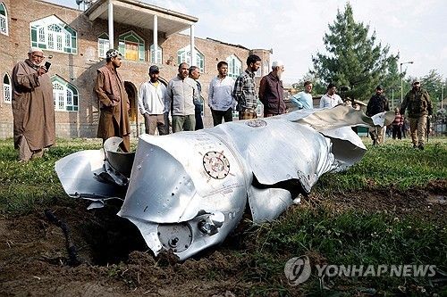 7일 인도령 카슈미르 지역에서 금속 파편이 바닥에 널브러져 있다.