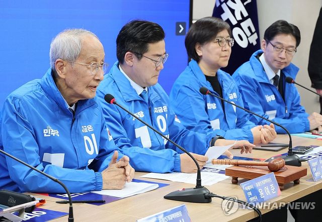 발언하는 윤여준 총괄선대위원장