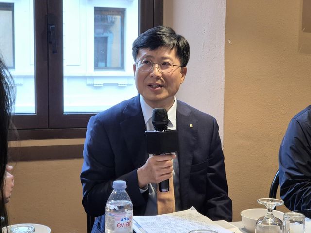 박종석 금융결제원장이 6일 오후(현지시간) 이탈리아 밀라노에서 기자들과 만나 소액 지급결제 서비스의 국가간 연계를 위한 허브 시스템 등에 관해 설명하고 있다. [금융결제원 제공]