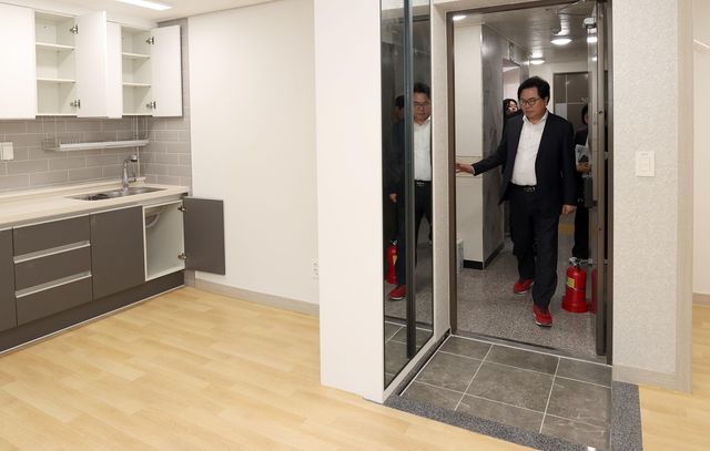 지난달 30일 사당동 청년 맞춤형 공동주택을 둘러보는 박일하 구청장