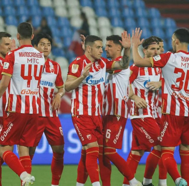 동료와 함께 승리를 기뻐하는 설영우