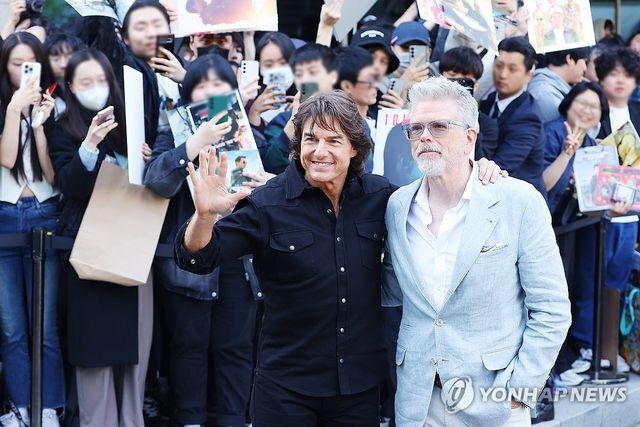 팬들에게 인사하는 톰 크루즈와 크리스토퍼 맥쿼리