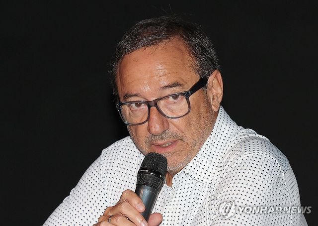 인사말하는 페르난도 모야 프로듀서