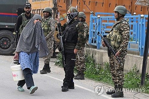 인도령 카슈미르 지키는 군인들