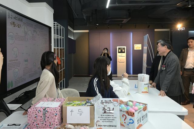 지난 3일 중구청소년센터 재개관 기념행사에 참석한 김길성 구청장