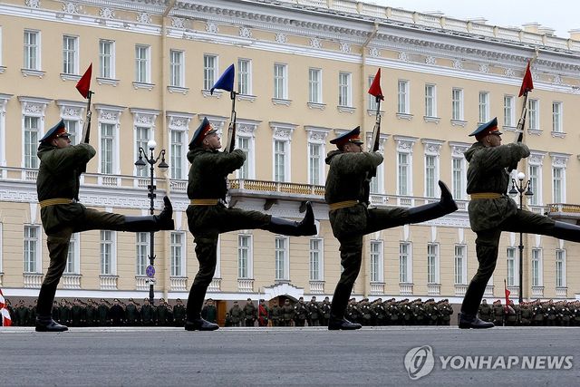 '완벽한 열병식을 위해'…러시아 전승절 군사 퍼레이드 예행연습