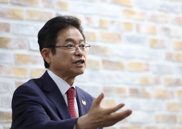 연합뉴스와 인터뷰하는 이철우 경북지사