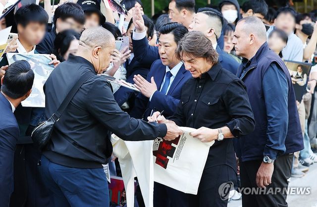 톰 크루즈 보기 위해 몰린 팬들