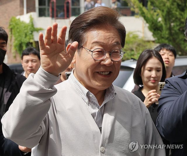 밝은 표정의 이재명 후보