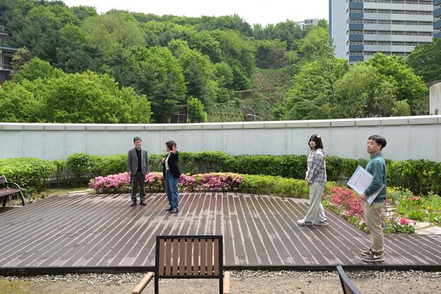 중구청소년센터 옥상에 조성된 데크 공간을 점검하는 김길성 구청장