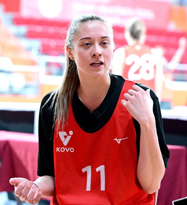 인터뷰하는 레베카 라셈