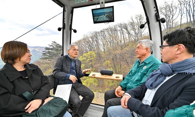 케이블카로 가리왕산 정상으로 이동 중인 유인촌 문체부 장관과 최승준 정선군수
