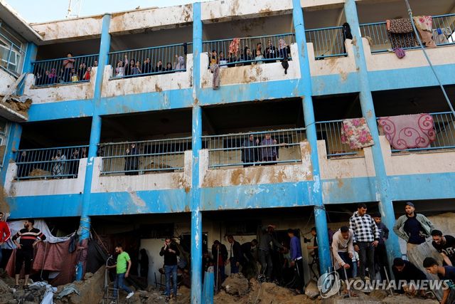 이스라엘의 폭격에 당한 가자지구 난민 시설