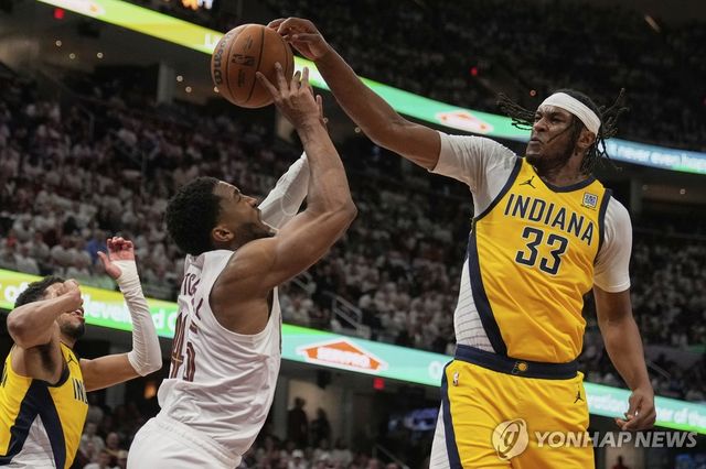 도너번 미첼의 슛 막는 인디애나의 마일스 터너(33번)