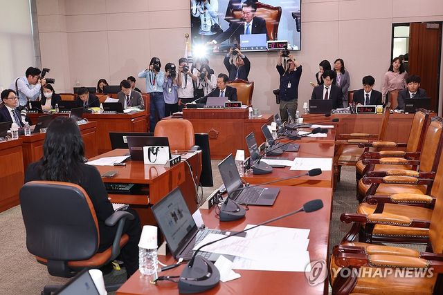 퇴장한 국민의힘 의원들, 법사위 전체회의