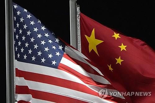 미국 성조기와 중국 오성홍기