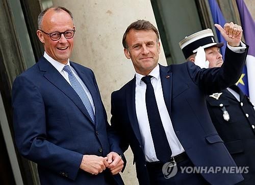 메르츠 총리 환영하는 마크롱 대통령