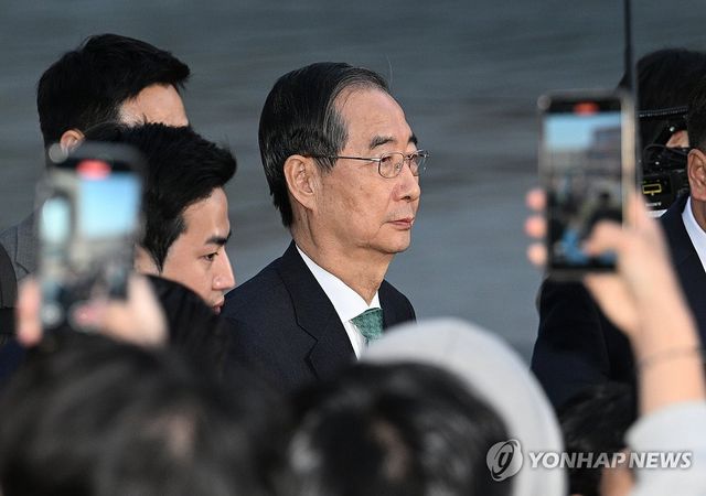 회담장 떠나는 한덕수