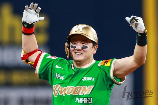 8회 역전 3타점 적시타를 친 키움 최주환