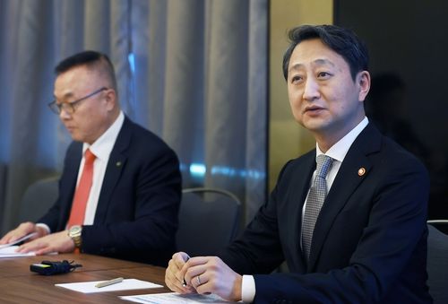 체코 프라하에서 기자 간담회 진행하는 안덕근 산업통상자원부 장관(오른쪽)