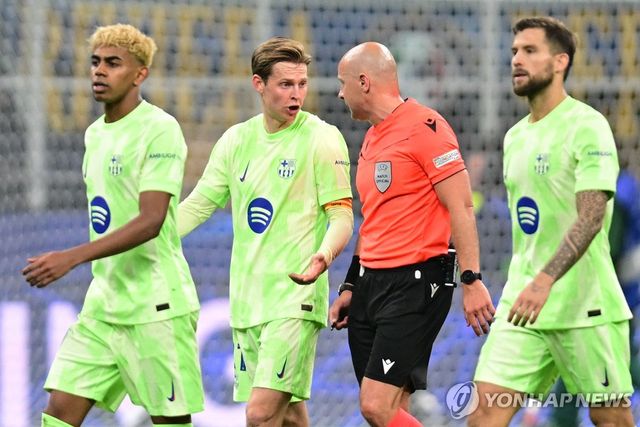 시몬 마르치니아크 심판에게 항의하는 바르셀로나 선수들