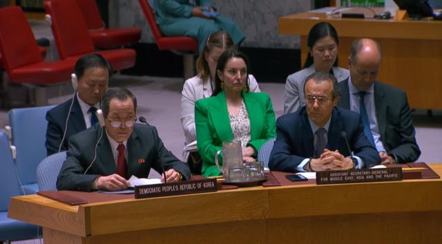 안보리 회의 참석한 김성 주유엔 북한대사(왼쪽)