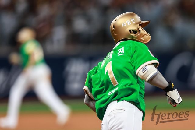 만루 홈런을 치고 베이스를 도는 김태진