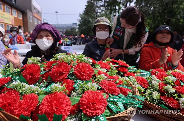 밥퍼와 함께하는 어버이날 효도잔치