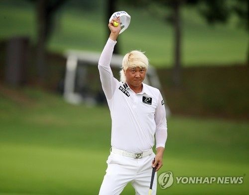 팬들에게 인사하는 허인회.