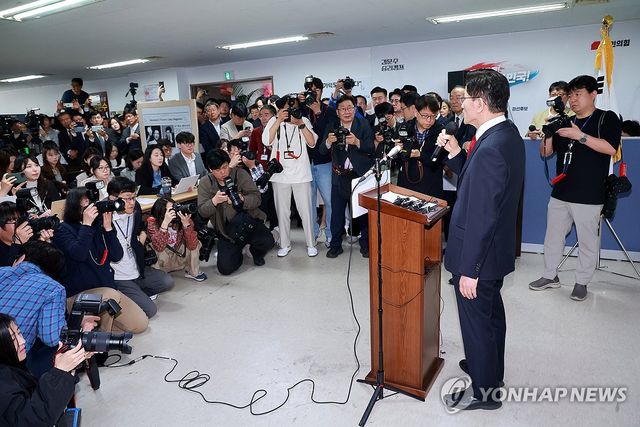 선거 캠프 사무실서 긴급 기자회견 연 김문수 후보