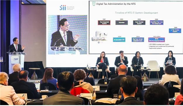 강민수 국세청장이 CIAT회의에서 발표하는 모습