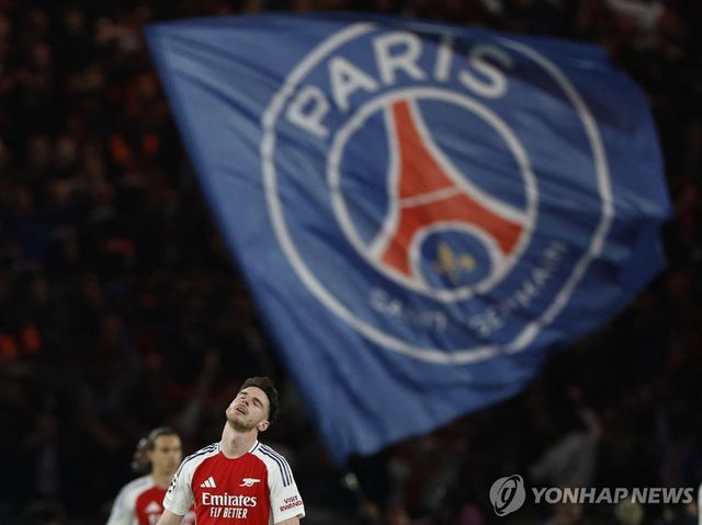 결승 진출에 실패한 뒤 아쉬워하는 아스널 선수들.