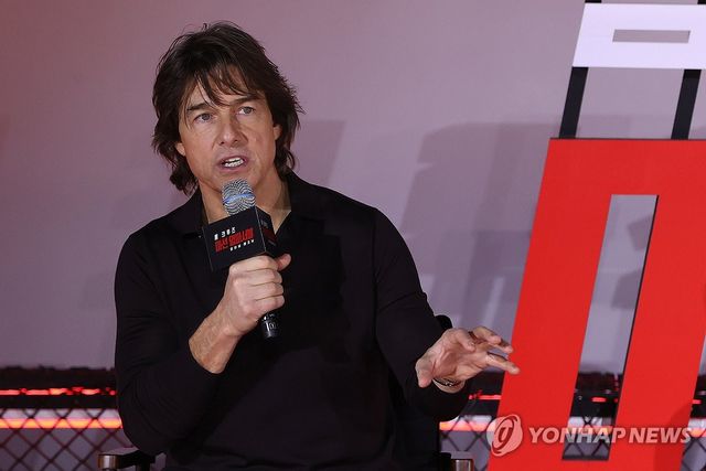 마이크 잡은 톰 크루즈