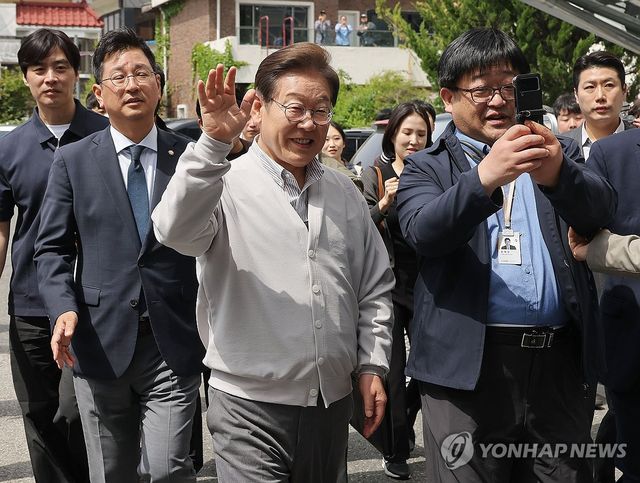 밝은 표정의 이재명 후보