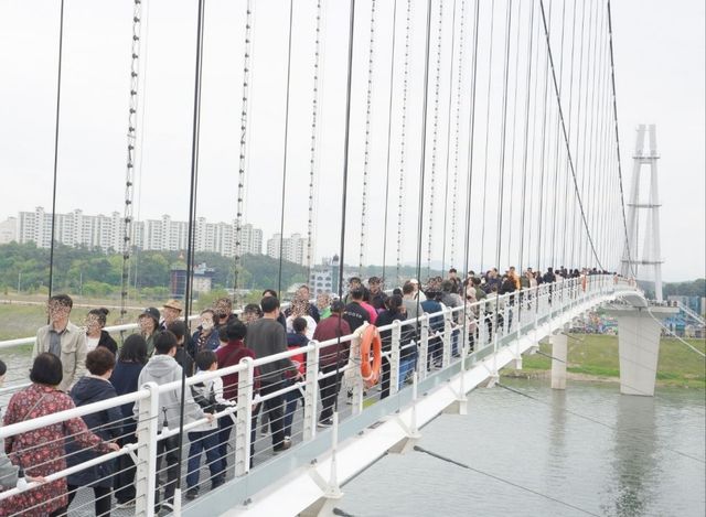여주 남한강 출렁다리를 찾은 시민들