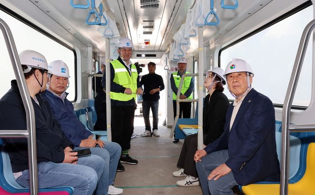 나동연 양산시장 '양산도시철도' 경전철 탑승