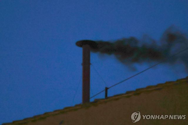 시스티나 대성당 위 굴뚝의 검은연기