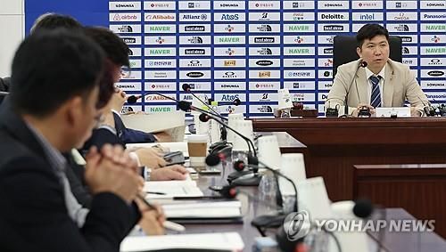 대한체육회 이사회에서 발언하는 유승민 회장