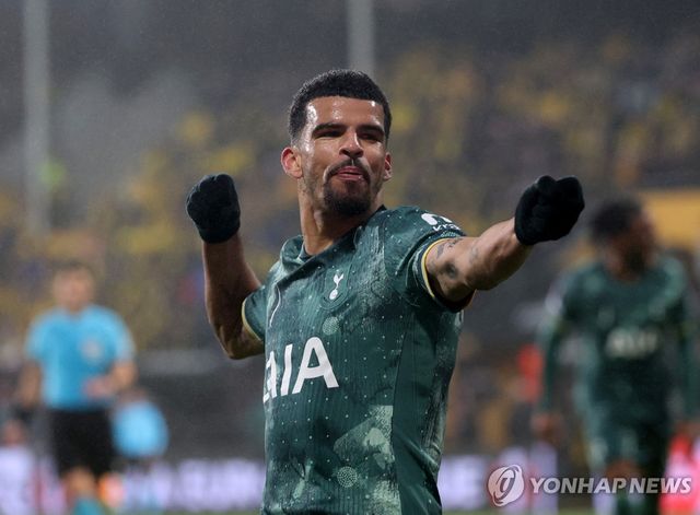 선제 결승골 넣고 기뻐하는 솔란케