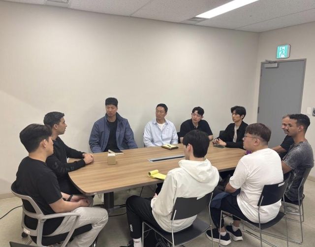 코치진과 대화하는 라미레스 남자배구 대표팀 감독(왼쪽에서 2번째)