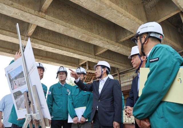 '구조손상' 화천교 현장 점검 나선 김진태 지사 