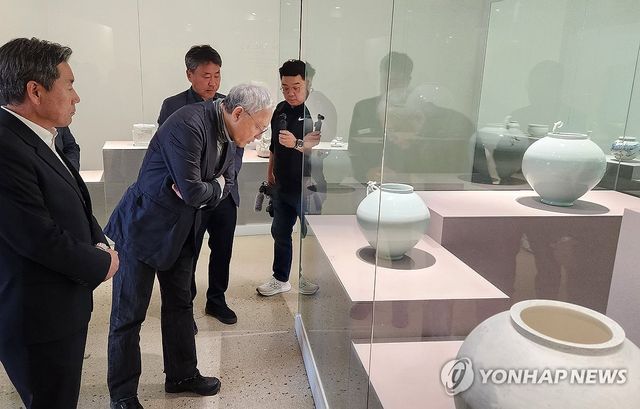 양구백자박물관 찾은 유인촌 장관