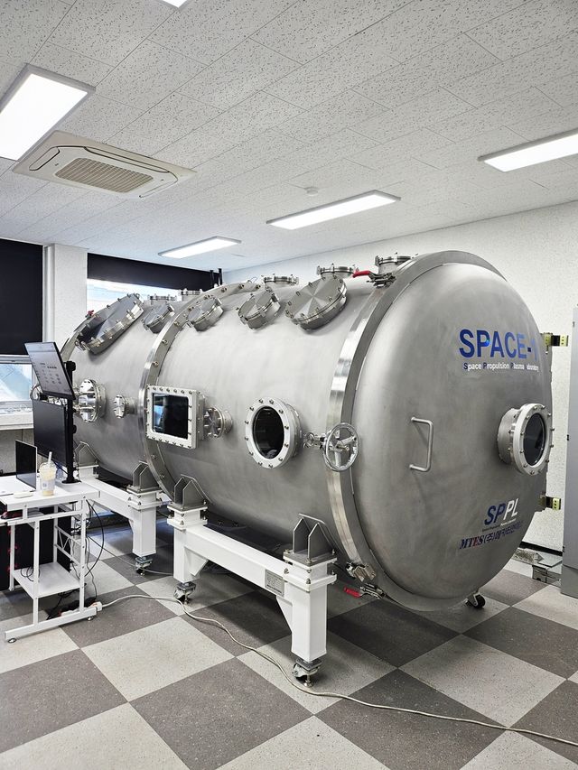 우주 환경 모사용 대형 진공시험