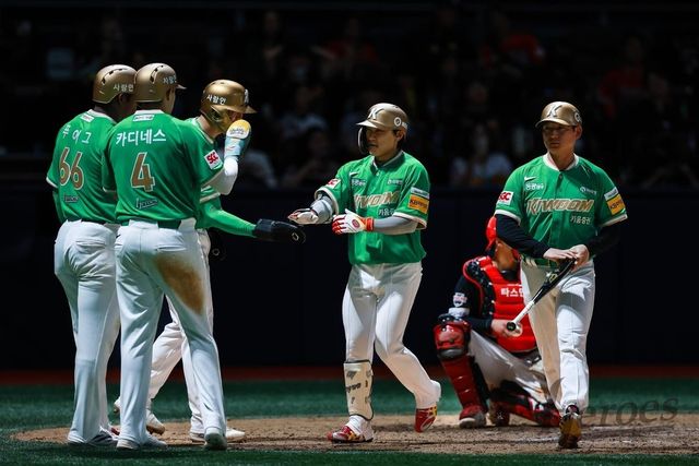 홈에 들어와 축하받는 김태진