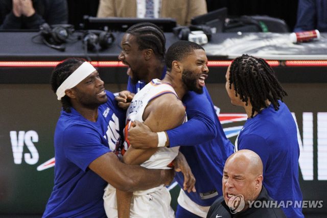 기뻐하는 뉴욕 닉스 선수들