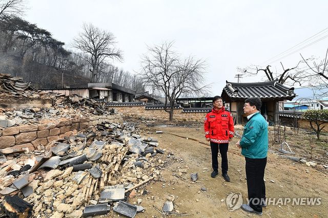 '사남고택' 확인하는 최응천 국가유산청장