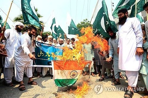 인도 국기 불태우는 파키스탄 시위대