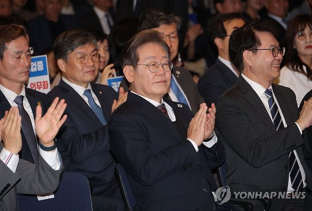 박수치는 이재명 대선 후보